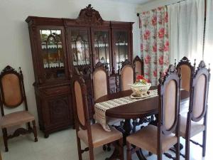 法鲁Ria Formosa Pineview的一间带木桌和椅子的用餐室