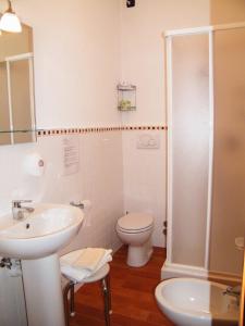 瓦雷塞利古雷阿尔伯格阿米奇酒店的白色的浴室设有卫生间和水槽。