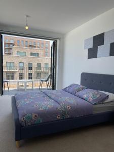 伦敦The Perfect inn的一间卧室设有一张床和一个大窗户