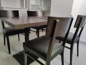 卢森堡CHEZ WL的用餐室的桌椅