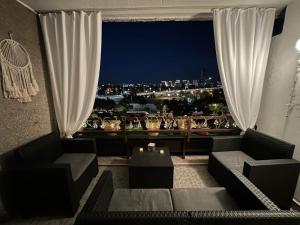 贝尔格莱德Apartment Paun的一间晚上享有城市美景的客厅