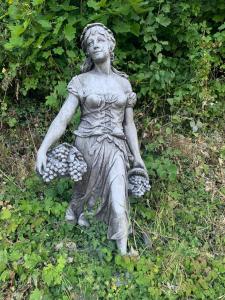 IrrelHaus Astrid的坐在草地上的女人的雕像
