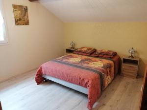 BanatA LA JOIE DE VIVRE Chez l'habitant的一间卧室配有床和2个床头柜