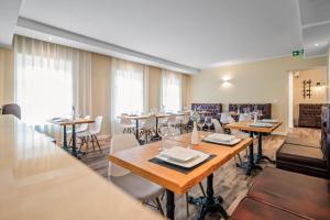 多博沃TOSCANINA Garni Hotel的用餐室配有桌椅