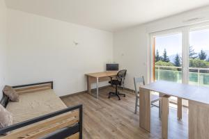 丰罗默奥代洛维亚Panoramic Campus的客厅配有书桌和桌子