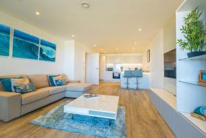 佩伦波斯Luxury beach apartment的客厅配有沙发和桌子