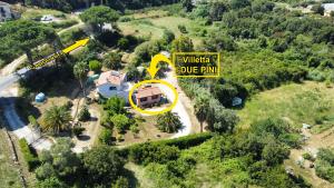 卡波利韦里Villetta I Due Pini的黄色标志房屋的空中景观