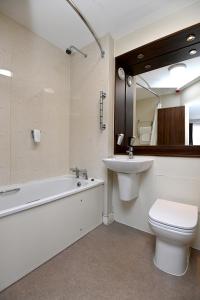 邓巴Pine Marten, Dunbar by Marston's Inns的一间带水槽、浴缸和卫生间的浴室