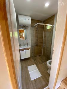 莫克拉戈拉Apartman Lenka的带淋浴、盥洗盆和卫生间的浴室