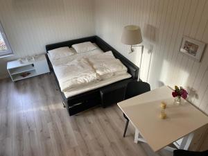 布勒萨普Kattalängan - Lilla huset的小房间设有一张床和一张桌子