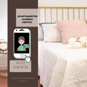 阿尔么丽亚Expoholidays-Apartamentos Almería Centro PARKING gratis的一张手机拍着一张床的照片