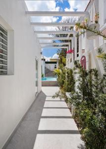 圣胡安Rosalina Ocean Park的白色的房子,设有凉棚和走道