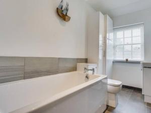 柯比朗斯代尔The Cottage on Fairbank - Kirkby Lonsdale的白色的浴室设有浴缸和卫生间。