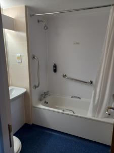 阿夫雷Thurrock Hotel M25 Services的带浴缸、淋浴和卫生间的浴室