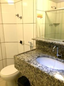 累西腓维拉尼罗酒店的一间带水槽、卫生间和镜子的浴室