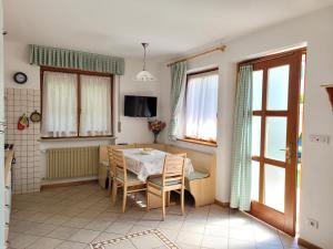 科雷多Appartamento "Laghet" a piano terra con giardino的厨房以及带桌椅的用餐室。
