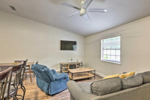 塔拉哈西Quaint Tallahassee Townhome about 2 Mi to FSU!的客厅配有沙发、椅子和电视