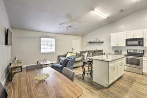 塔拉哈西Quaint Tallahassee Townhome about 2 Mi to FSU!的厨房以及带桌椅的起居室。