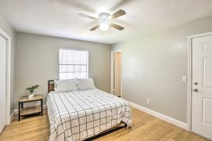 Quaint Tallahassee Townhome about 2 Mi to FSU!客房内的一张或多张床位