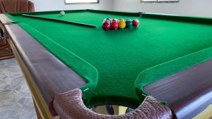 Hotel Suites TALHAYA, NOUAKCHOTT内的一张台球桌