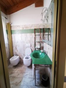 圣温琴佐卡萨马雷酒店的一间带绿色水槽和卫生间的浴室