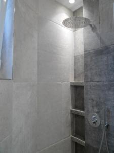 贝尔格莱德Enjoy B-52 Studio的带淋浴的浴室和玻璃门