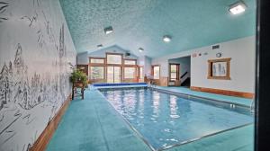 加德纳Yellowstone Village Inn and Suites的墙上画的游泳池