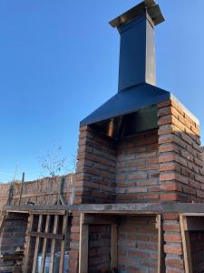 El RincónCasa de campo Mostazal / Hogar para descansar的砖炉,上面有烟 ⁇ 