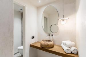 费拉Amer Suites的一间带水槽和镜子的浴室