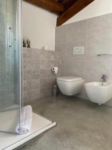 Magliano AlpiAppartamento I Boschetti的带淋浴、浴缸和盥洗盆的浴室