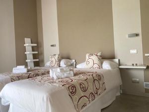 Magliano AlpiAppartamento I Boschetti的白色客房内的两张床