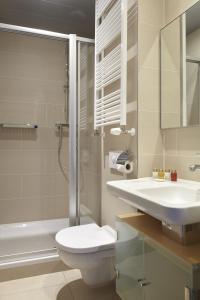 阿姆斯特丹377号旅馆的浴室配有盥洗盆、卫生间和浴缸。
