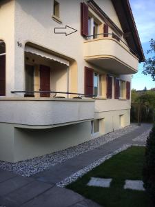 穆尔滕Appartement de 3 pièces, dans la maison familial à Morat-Murten, Fribourg-CH的阳台,享有大楼外部景色