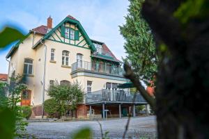 施派尔Traumhaft wohnen in Jugendstilvilla的一座带绿色屋顶的大型白色房屋