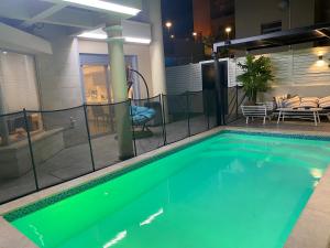 埃拉特Luxury Duplex With Private Pool的房屋中间的游泳池