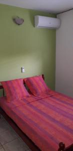 卡佩斯特雷贝勒奥F3 paisible的一间卧室配有一张带红色毯子的大床