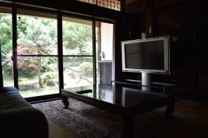 长滨市Guest House Miei - Vacation STAY 87536v的客厅配有餐桌上的平面电视