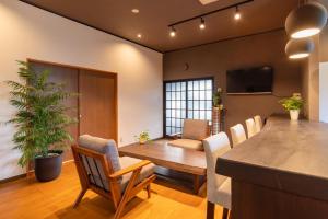 佐渡市guesthouse UZU Sado - Vacation STAY 90684v的客厅配有木桌和椅子
