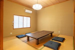 佐渡市guesthouse UZU Sado - Vacation STAY 90684v的一间带桌子和枕头的用餐室