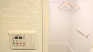 埼玉市Carsail Sole - Vacation STAY 13224的墙上的浴室设有肥皂机