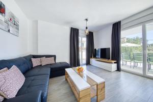 科济诺Vidalis, no 2的客厅配有蓝色的沙发和电视