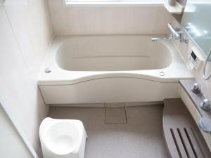东京commun ryogoku - Vacation STAY 97137v的带浴缸和卫生间的小浴室