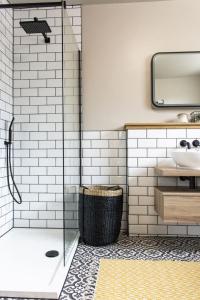 普里茅斯Plymouth Barbican boutique luxury Apartment的带淋浴和盥洗盆的浴室