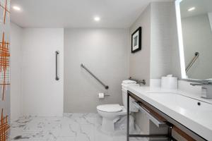 多伦多多伦多机场皇冠假日酒店的白色的浴室设有卫生间和水槽。