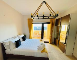 赫尔格达Luxury Hurghada Self-Catering Apartments & Studios, Al Dau Heights的一间卧室设有一张大床和大窗户
