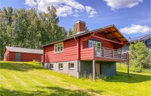 卢德维卡Nice Home In Ludvika With House Sea View的一座红房子,位于一座草木的山顶上