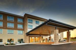 芬德利Holiday Inn Express & Suites Findlay North, an IHG Hotel的建筑的 ⁇ 染