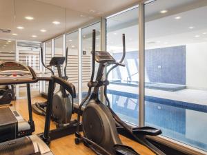 阿德莱德Oaks Glenelg Liberty Suites的健身房设有有氧运动器材和游泳池