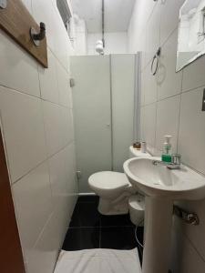 圣保罗Studio House Hotel的白色的浴室设有卫生间和水槽。
