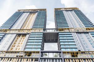 吉隆坡Opus Residences by Airhost的城市中两座高耸的摩天大楼